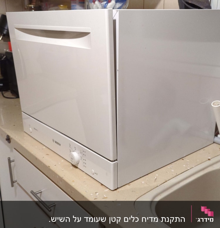 צינור פלסטיק לבן מחובר לכיור במטבח